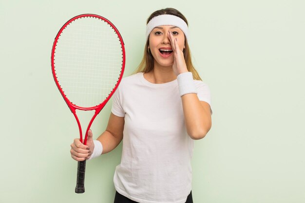 Se sentir heureux en criant fort avec les mains près de la bouche