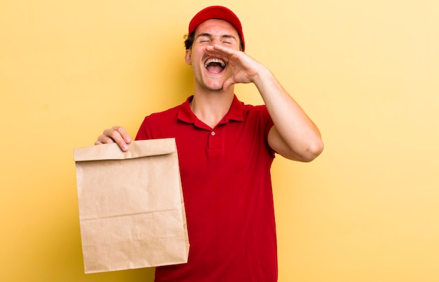 Se sentir heureux en criant fort avec les mains près de la bouche