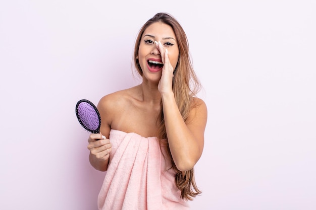 Se sentir heureux en criant fort avec les mains près de la bouche