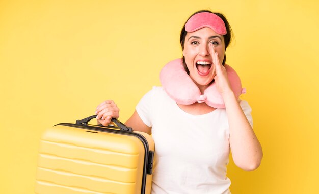 Se sentir heureux en criant fort avec les mains près de la bouche