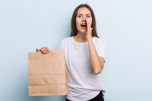 Se sentir heureux en criant fort avec les mains près de la bouche