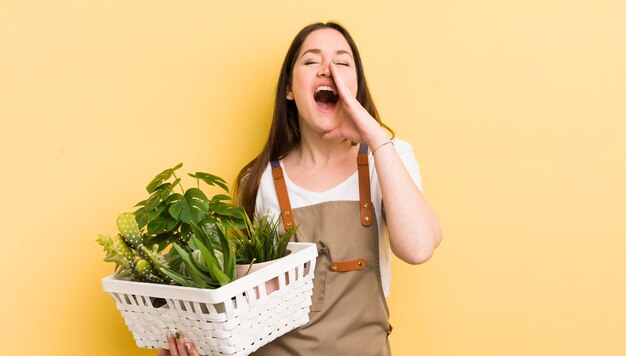 Se sentir heureux en criant fort avec les mains près de la bouche