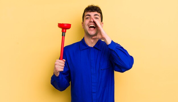 Se sentir heureux en criant fort avec les mains près de la bouche