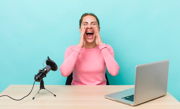 Se sentir heureux en criant fort avec les mains près de la bouche