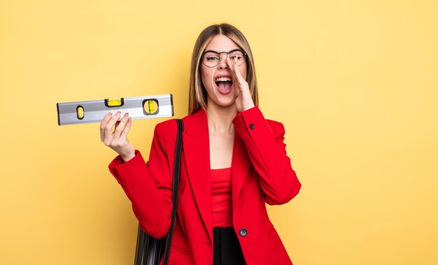 Se sentir heureux en criant fort avec les mains près de la bouche