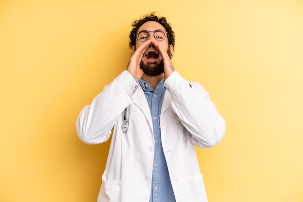 Se sentir heureux en criant fort avec les mains près de la bouche