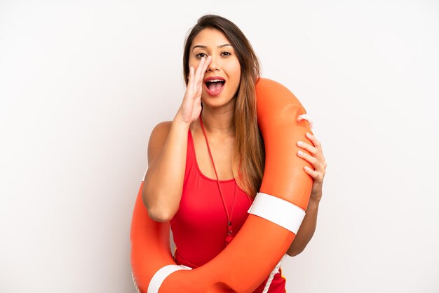 Se sentir heureux en criant fort avec les mains près de la bouche