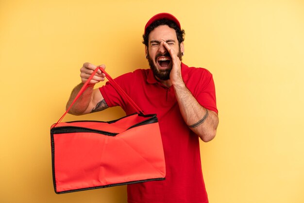 Se sentir heureux en criant fort avec les mains près de la bouche