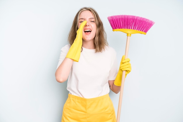 Se sentir heureux en criant fort avec les mains près de la bouche