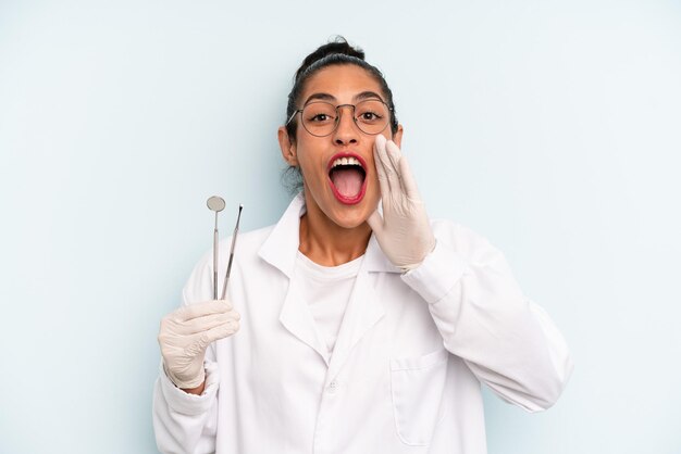 Se sentir heureux en criant fort avec les mains près de la bouche