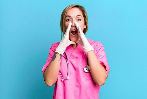 Se sentir heureux en criant fort avec les mains près de la bouche