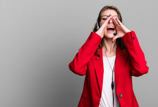 Se sentir heureux en criant fort avec les mains près de la bouche