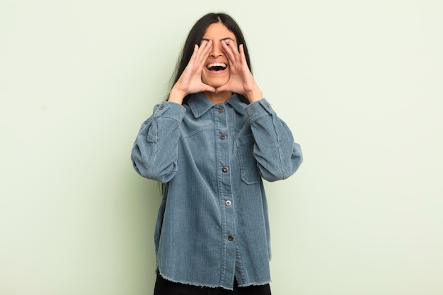 Se sentir heureux, excité et positif en criant fort avec les mains à côté de la bouche en criant