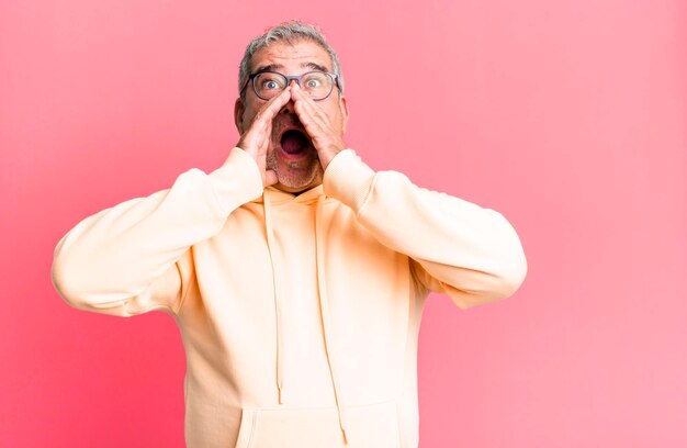 Se sentir heureux, excité et positif en criant fort avec les mains à côté de la bouche en criant