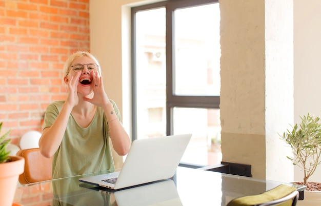 se sentir heureux, excité et positif, crier un grand cri avec les mains près de la bouche, crier