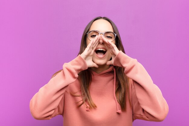 se sentir heureux, excité et positif, donner un grand cri avec les mains à côté de la bouche, appeler