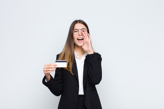 se sentir heureux, excité et positif, donner un grand cri avec les mains à côté de la bouche, appeler