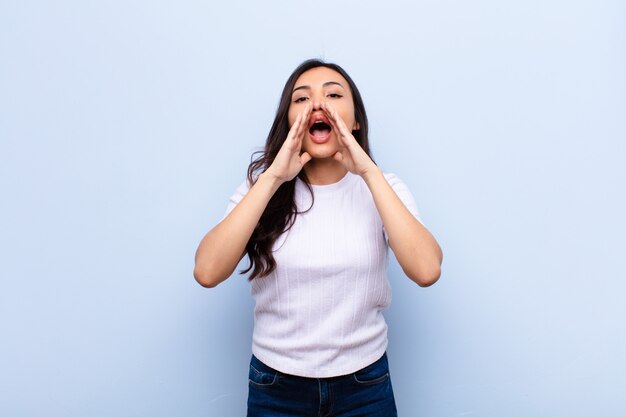 se sentir heureux, excité et positif, donner un grand cri avec les mains à côté de la bouche, appeler