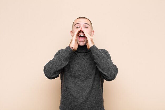 se sentir heureux, excité et positif, donner un grand cri avec les mains à côté de la bouche, appeler