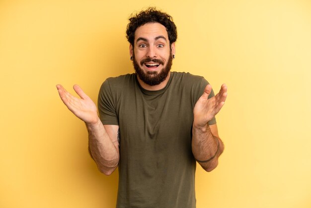 Se sentir heureux, excité, surpris ou choqué, souriant et étonné de quelque chose d'incroyable
