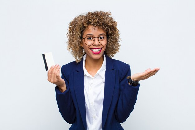 se sentir heureux, excité, surpris ou choqué, souriant et étonné de quelque chose d'incroyable