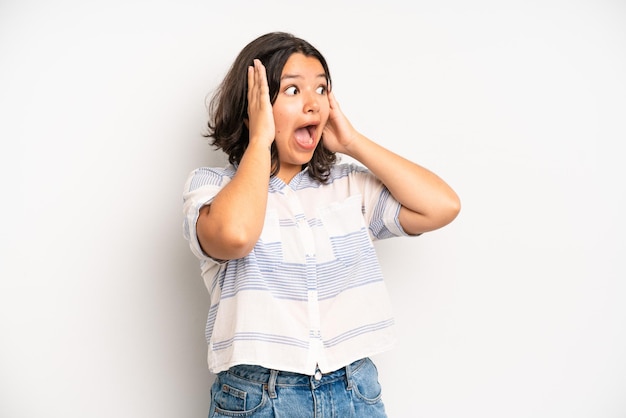 Se sentir heureux, excité et surpris en regardant sur le côté avec les deux mains sur le visage