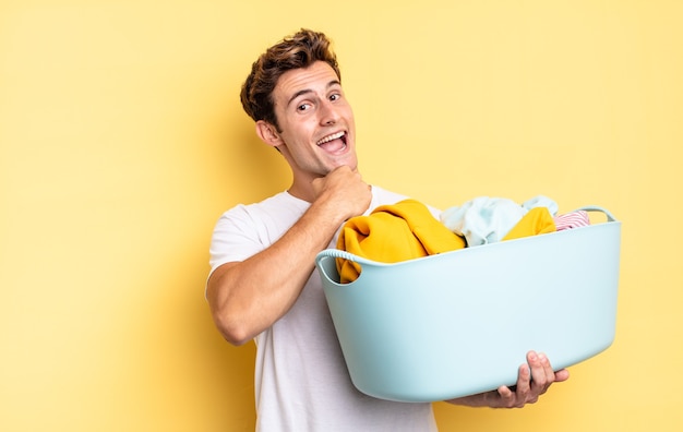 Se sentir heureux, positif et avoir réussi, motivé face à un défi ou célébrer de bons résultats. concept de lavage de vêtements