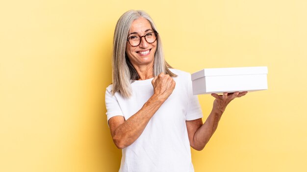 se sentir heureux, positif et avoir réussi, motivé face à un défi ou célébrer de bons résultats et tenir une boîte blanche