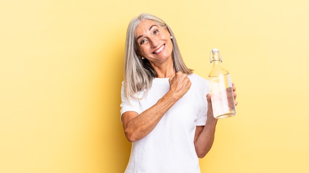 Se sentir heureux, positif et avoir réussi, motivé face à un défi ou célébrer de bons résultats et tenir une bouteille d'eau