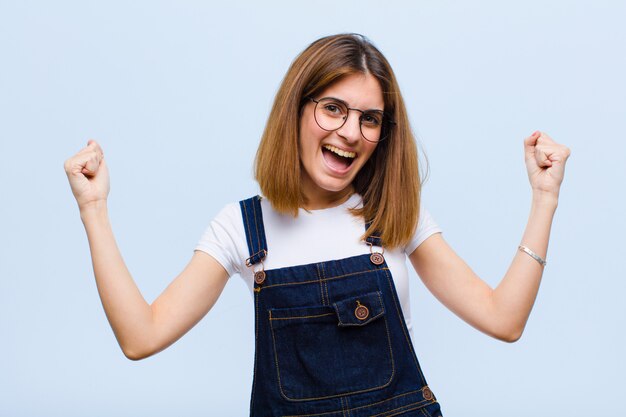 se sentir heureux, positif et réussi, célébrer la victoire, les réalisations ou la bonne chance