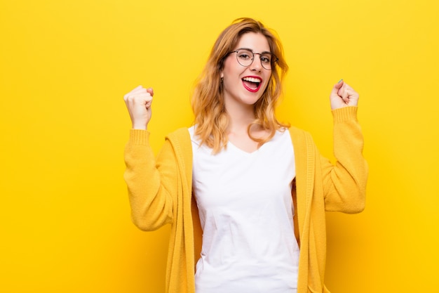 se sentir heureux, positif et réussi, célébrer la victoire, les réalisations ou la bonne chance