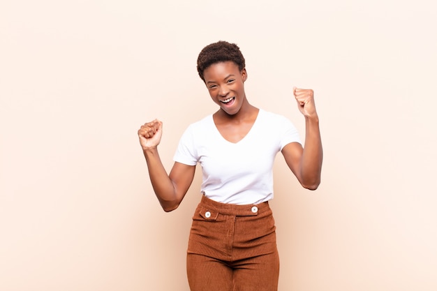 se sentir heureux, positif et réussi, célébrer la victoire, les réalisations ou la bonne chance