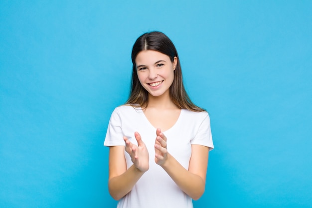 se sentir heureux et réussi, souriant et applaudissant, félicitant avec applaudissements