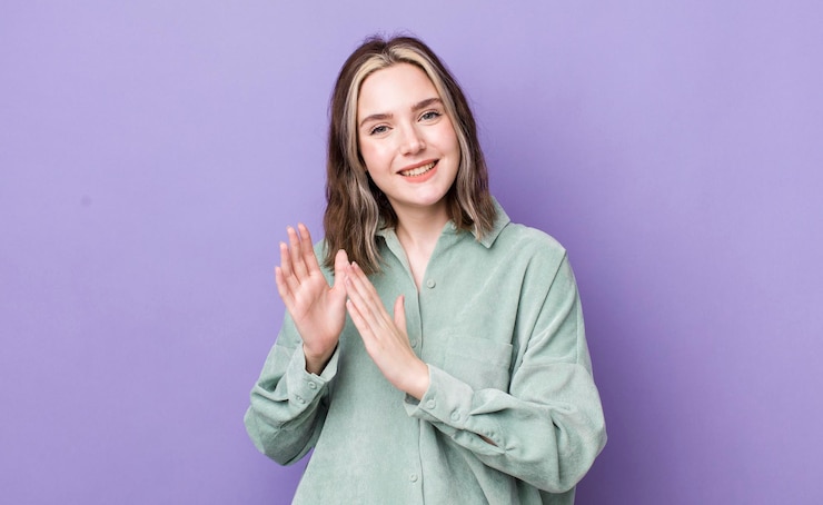 Photo se sentir heureux et réussi sourire et applaudir des mains en disant des félicitations avec des applaudissements