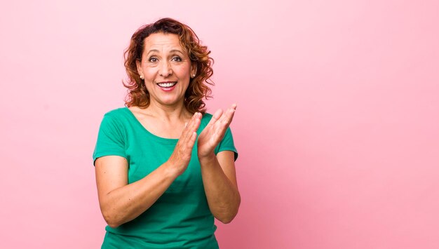 Se sentir heureux et réussi sourire et applaudir des mains en disant des félicitations avec des applaudissements