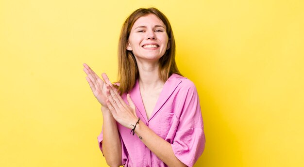 Se sentir heureux et réussi sourire et applaudir des mains en disant des félicitations avec des applaudissements