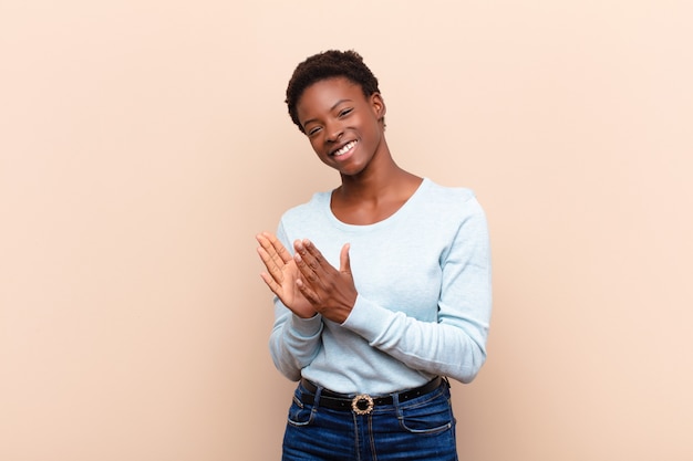 se sentir heureux et réussir, sourire et applaudir les mains, félicitations avec des applaudissements