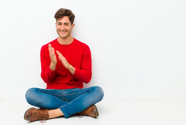 se sentir heureux et réussir, sourire et applaudir les mains, félicitations avec des applaudissements