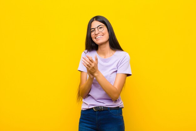 se sentir heureux et réussir, sourire et applaudir les mains, félicitations avec des applaudissements