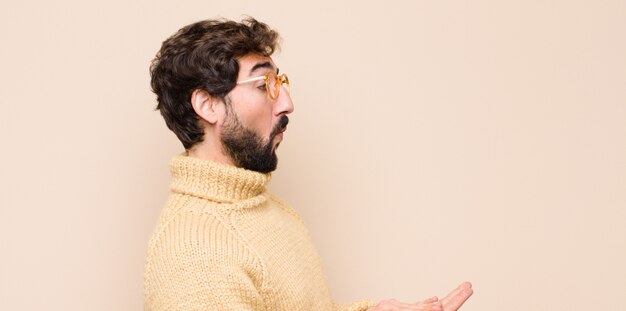 se sentir heureux et réussir, sourire et applaudir les mains, félicitations avec des applaudissements