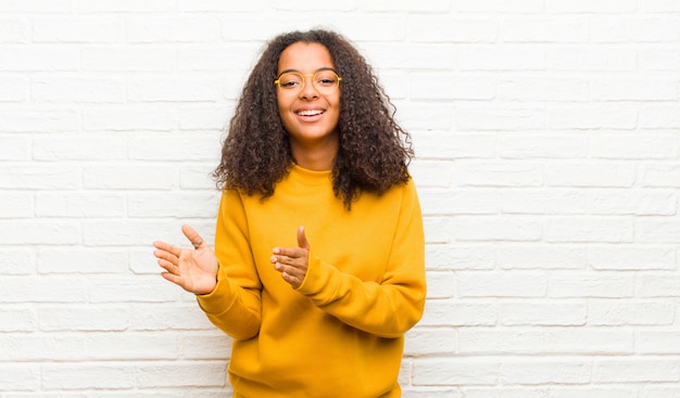 se sentir heureux et réussir, sourire et applaudir les mains, félicitations avec des applaudissements