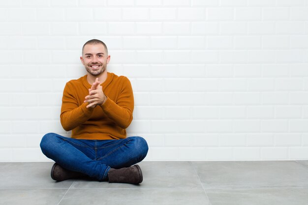 se sentir heureux et réussir, sourire et applaudir les mains, félicitations avec des applaudissements