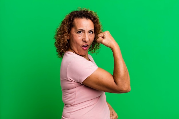 se sentir heureux satisfait et puissant ajustement de flexion et biceps musclés paraître forts après la salle de gym