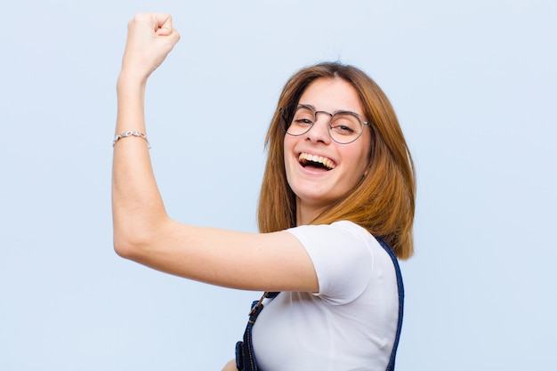 se sentir heureux, satisfait et puissant, s'adapter à la flexion et aux biceps musclés, avoir l'air fort après la gym