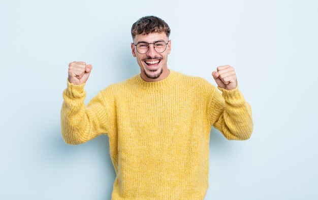 Se sentir heureux, surpris et fier de crier et de célébrer le succès avec un grand sourire