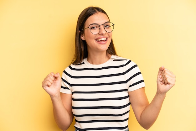 Se sentir heureux, surpris et fier de crier et de célébrer le succès avec un grand sourire