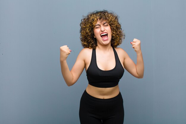 se sentir heureux, surpris et fier, crier et célébrer le succès avec un grand sourire