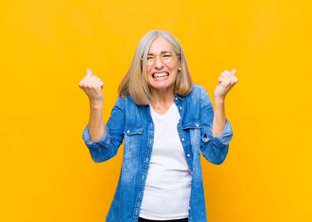 se sentir heureux, surpris et fier, crier et célébrer le succès avec un grand sourire