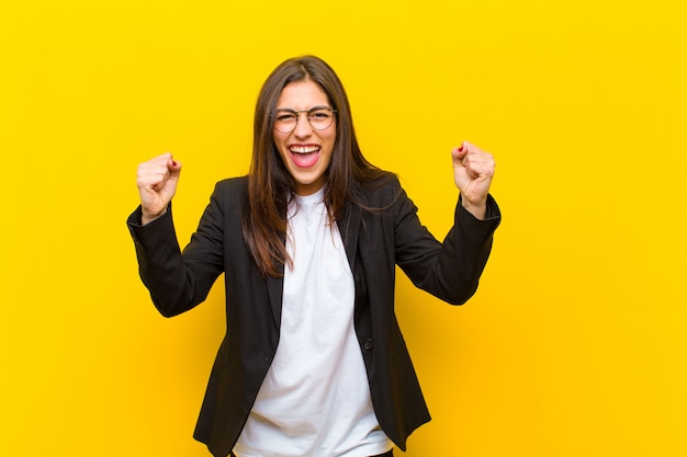 se sentir heureux, surpris et fier, crier et célébrer le succès avec un grand sourire