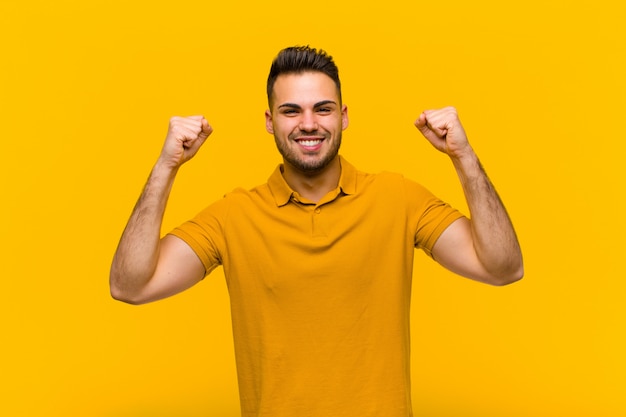 se sentir heureux, surpris et fier, crier et célébrer le succès avec un grand sourire